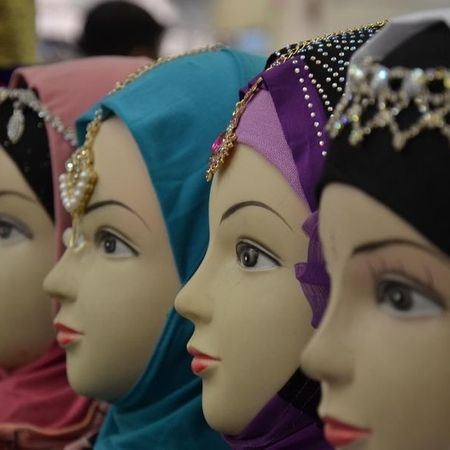 Puppen mit farbigen Hijabs und funkelndem Kopfschmuck.