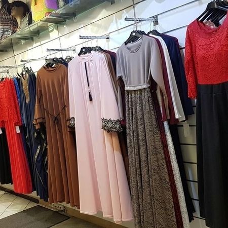 Beige, rosa und rote Kleider mit Spitzen-Details.