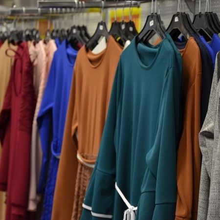 Verschiedene Kleider in Blau, Braun und Grün.