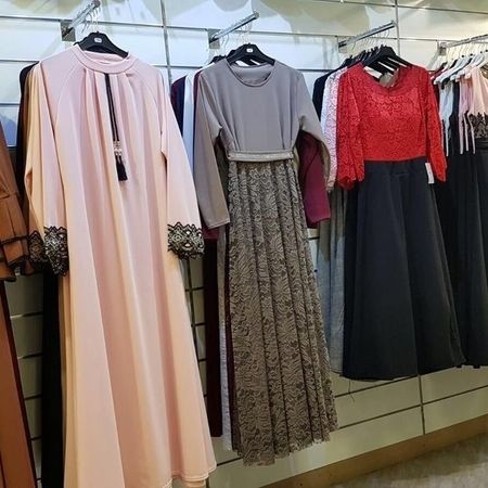 Festliche Kleider in Beige, Grau und Rot mit Mustern.