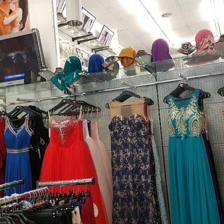 Festliche Kleider in verschiedenen Farben.