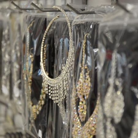 Modeaccessoires auf einer Verkaufstheke.