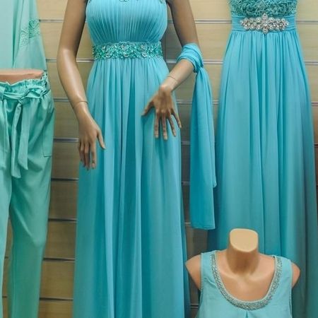 Elegante lange Kleider mit Verzierungen.