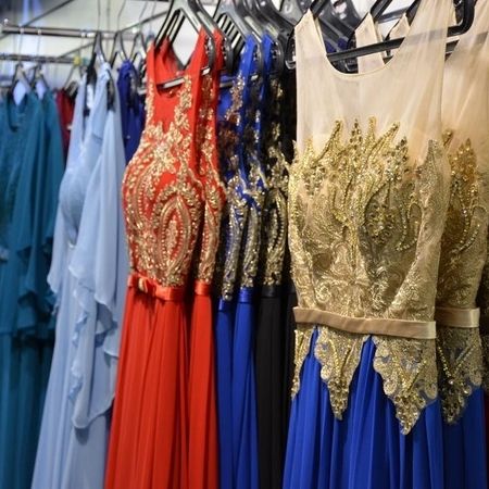 Lange Kleider mit goldenen Stickereien.