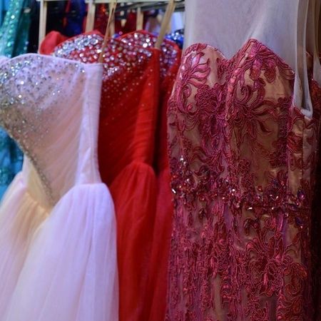 Tüll- und Spitzenkleider nebeneinander.