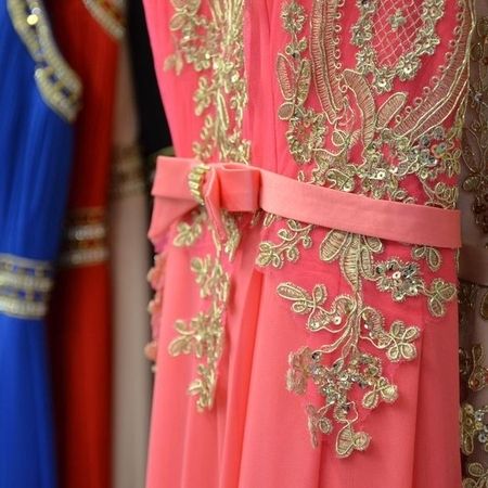 Pinkes Kleid mit Verzierung.