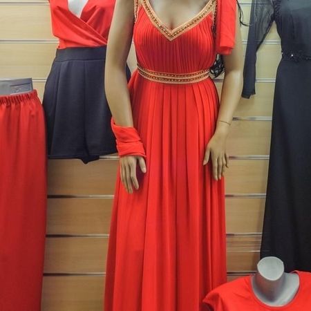 Rotes, ausgefallenes Abendkleid auf einer Puppe.
