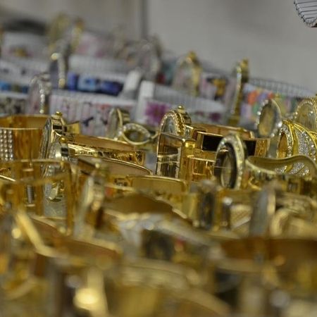 Goldene Accessoires wie Armbänder und Ketten.