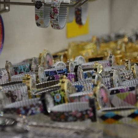 Modeaccessoires auf einer Verkaufstheke.