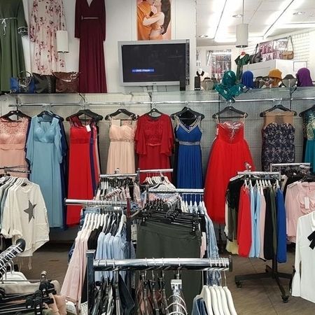 Regale und Kleiderständer.