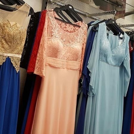 Goldverzierte Kleider in Rosa und Blau.