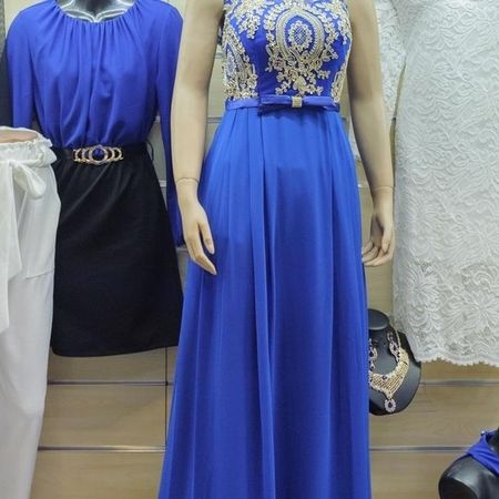 Blaues Kleid mit Verzierungen.