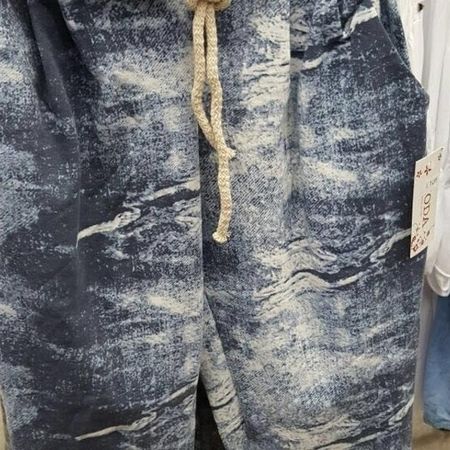 Blaue Jeans mit auffälligem Muster.