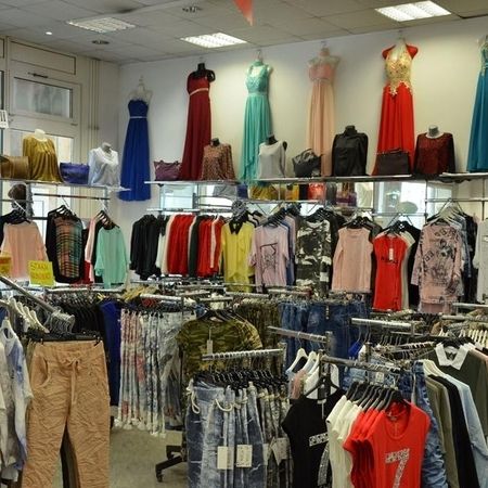 Modegeschäft mit Kleidung – Große Auswahl an Outfits.