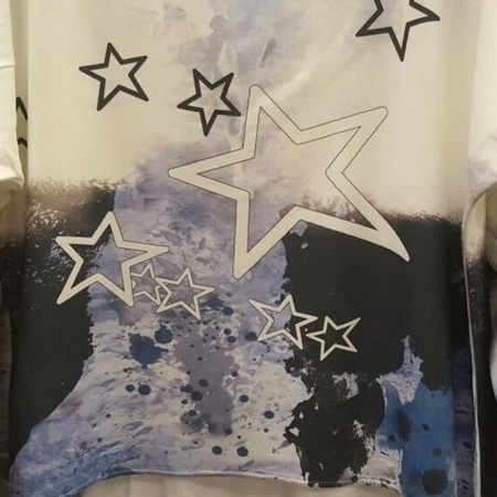 Sterne-Print auf Shirt – Helles Oberteil mit Sternen.