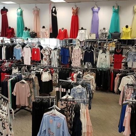 Modegeschäft mit Kleidung – Große Auswahl an Outfits.