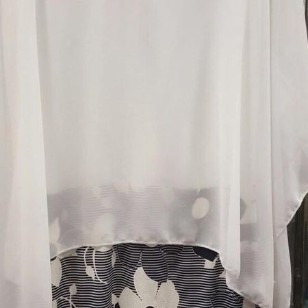 Weißes Oberteil mit floralen Elementen.