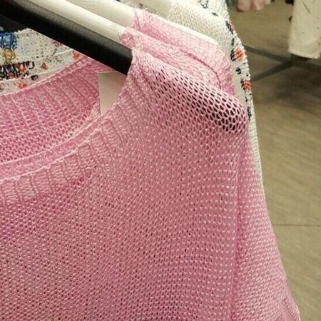 Rosa Strickpullover – Weicher Stoff mit Strickmuster.