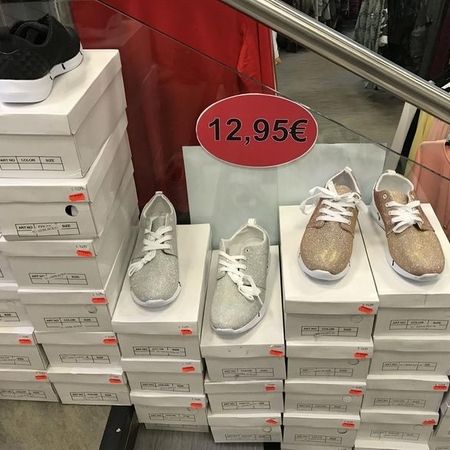 Sneakers im Regal – Mehrere Paare mit Preisschildern.