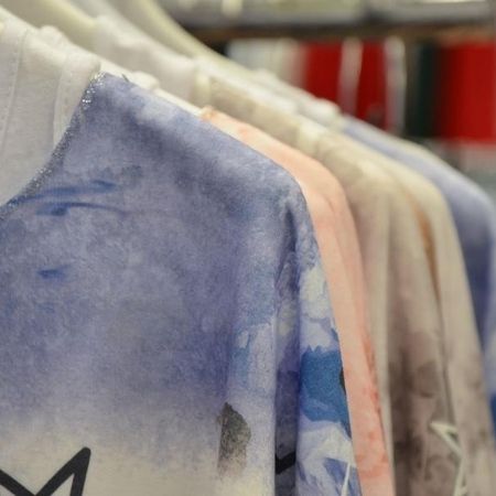 Batik-Oberteil – Blau-weißes Muster.