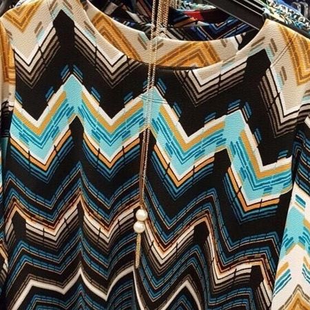 Buntes Zickzack-Muster – Stoff mit kräftigen Farben.