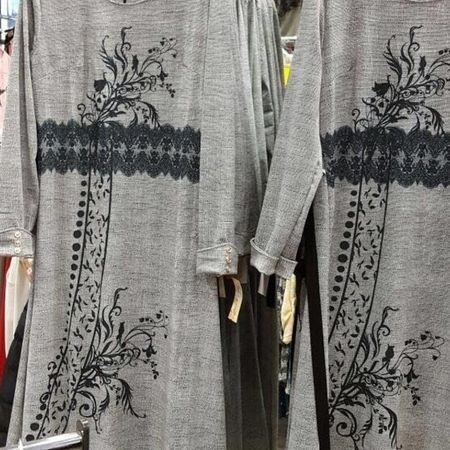 Graues Top mit Spitze – Modernes Shirt mit feinen Details.