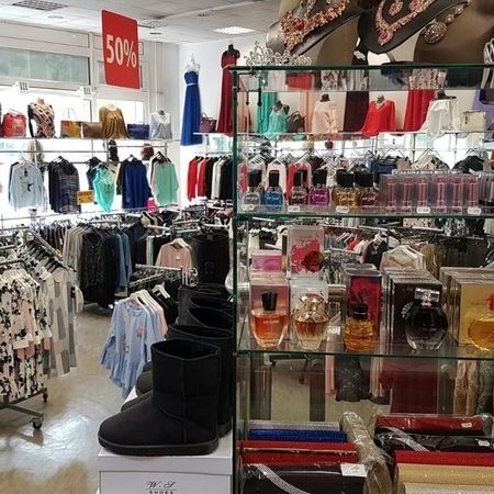 Modegeschäft mit Kleidung – Große Auswahl an Outfits.