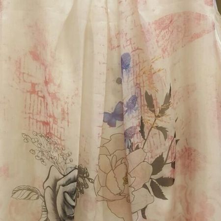 Sommerliches Shirt mit floralen Mustern.