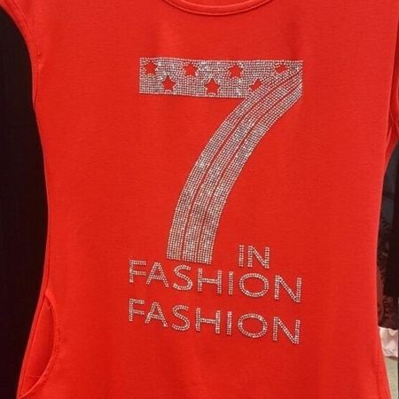 Shirt mit Schriftzug – Rotes Shirt mit "Fashion" Aufdruck.