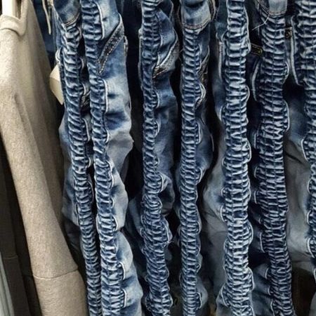Lange Jeans – Blaue und schwarze Modelle.