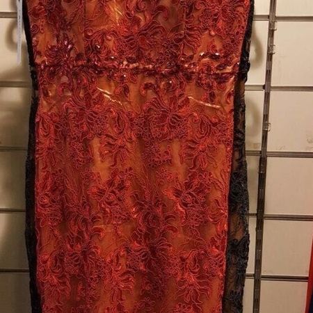 Spitzenkleid in Rot – Elegantes langes Kleid.