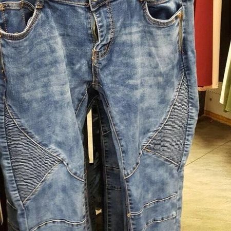 Blaue Jeans mit auffälligem Muster.