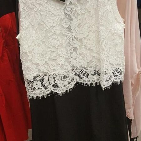 Weißes Top mit Spitze