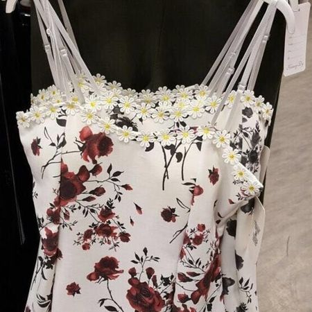 Top mit Spitze und floralem Muster.