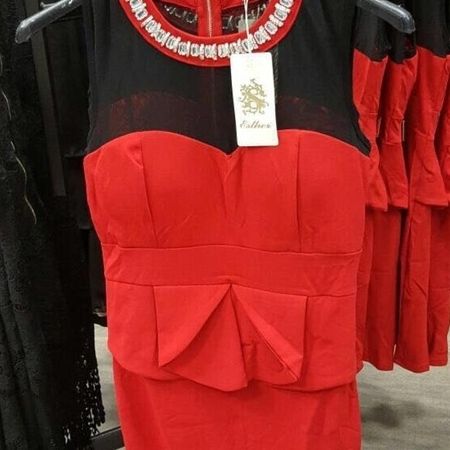 Rotes Kleid mit Rüschen – Festliches Design mit auffälligen Details.