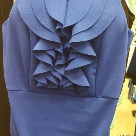 Blaues Kleid mit Rüschen – Elegantes Design mit Volumen.