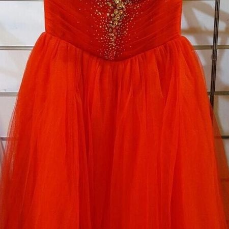 Rotes Abendkleid – Lang und verziert mit Stickereien.
