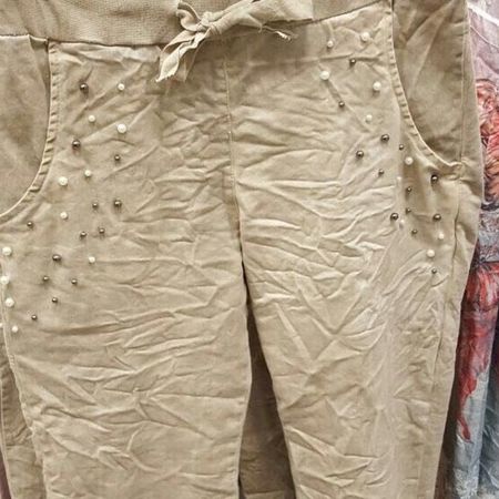 Beige Jeans mit Fransen – Modische Jeans mit abgewetztem Look.